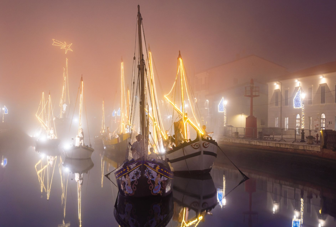 media.presepe_sera_illuminato_con_nebbia