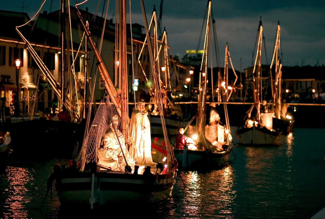 media.statue_barche_illuminate